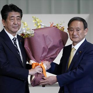 Shinzo Abe et Yoshihide Suga. [Keystone/AP Photo - Eugene Hoshiko]