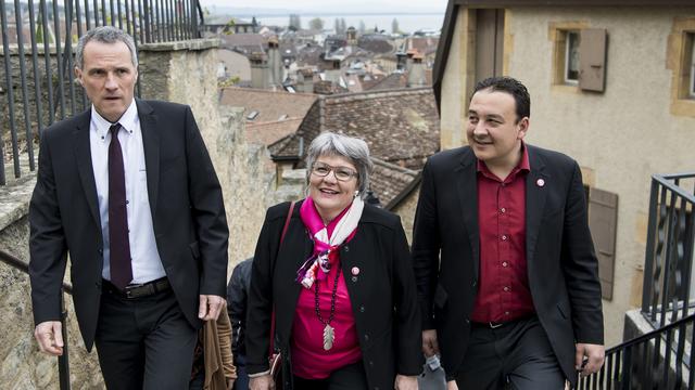 Monika Maire-Hefti (au centre) et Jean-Nat Karakash (à droite) ne souhaitent pas se représenter afin de permettre à d'autres "énergies de reprendre le flambeau aux côtés" de Laurent Kurth (à gauche). [keystone - Jean-Christophe Bott]