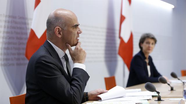 Le conseiller fédéral Alain Berset s'exprime devant la presse. [Keystone - Peter Klaunzer]