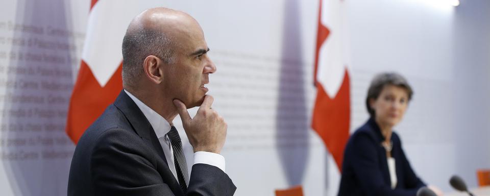 Le conseiller fédéral Alain Berset s'exprime devant la presse. [Keystone - Peter Klaunzer]