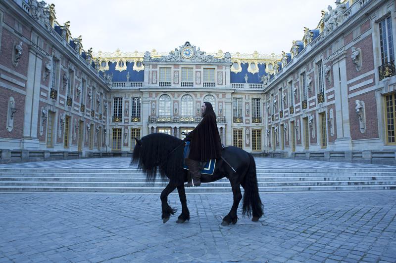 Le personnage de Fabien dans la cour de Versailles. [|Copyright Tibo & Anouchka / Capa Drama / Zodiak Fiction / Incendo / Canal+ - Anouchka de Williencourt]