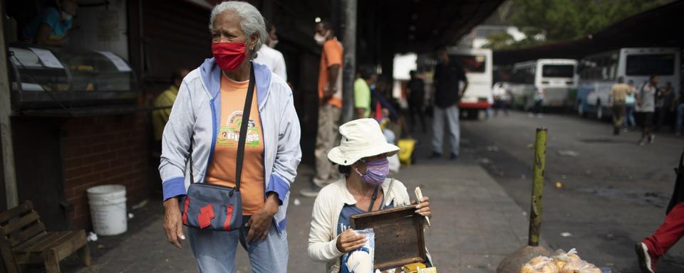 Vendeurs de rue à Caracas, 21.04.2020. [AP/Keystone - Ariana Cubillos]