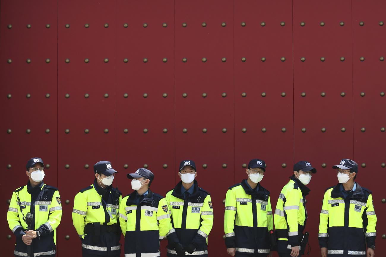 Des policiers devant l'ambassade de Chine à Séoul. Corée du Sud, le 27 mai 2020. [Keystone/AP photo - Ahn Young-joon]