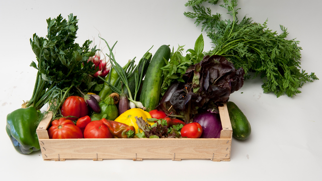 Un panier de légumes pour deux personnes, vendu 22 francs, sur le site internet du marché cuendet, à Bremblens (VD). [Marché Cuendet]