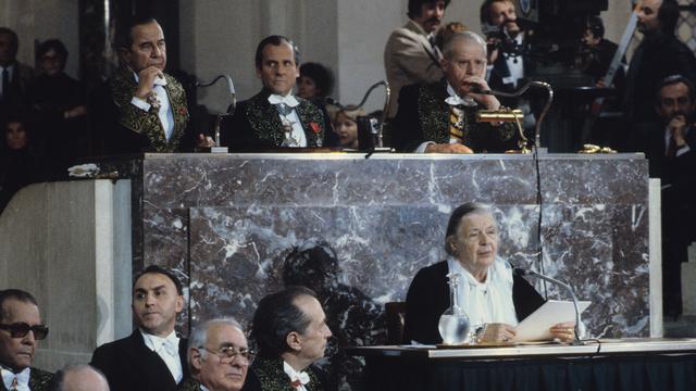 Marguerite Yourcenar en 1981 à l'Académie française. Derrière elle, Jean d'Ormesson. [AFP - JEAN-RÉGIS ROUSTAN]