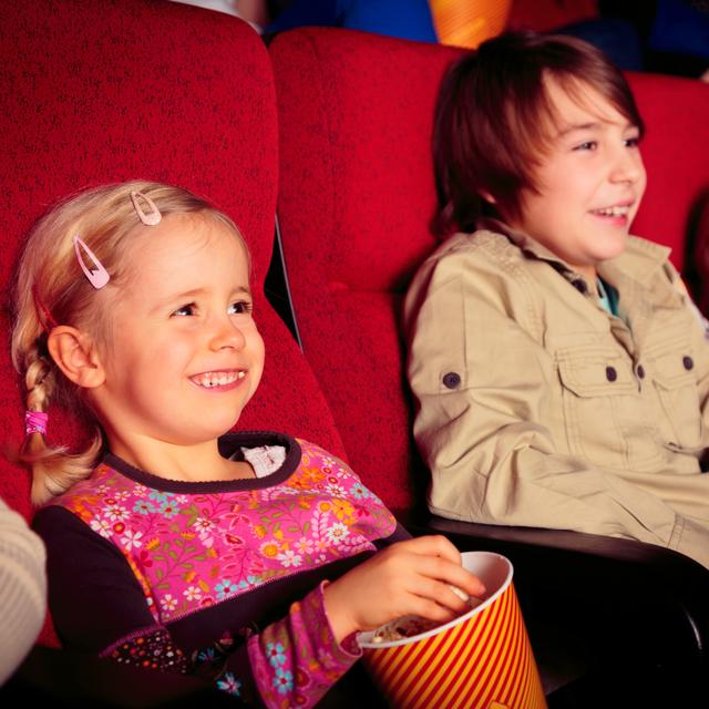 Comment fait-on naître lʹamour de la salle de cinéma chez les enfants, alors que lʹéducation à lʹimage est quasiment absente des programmes scolaires? [Depositphotos - nullplus]