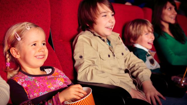 Comment fait-on naître lʹamour de la salle de cinéma chez les enfants, alors que lʹéducation à lʹimage est quasiment absente des programmes scolaires? [Depositphotos - nullplus]
