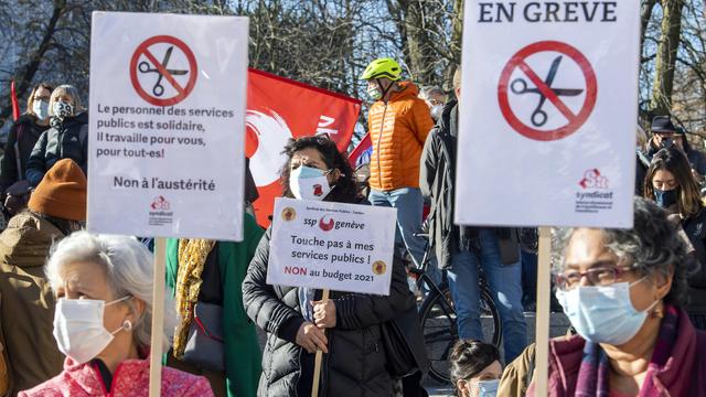 Les employés de la fonction publique se mobilisent contre le budget du canton de Genève. [KEYSTONE - Martial Trezzini]