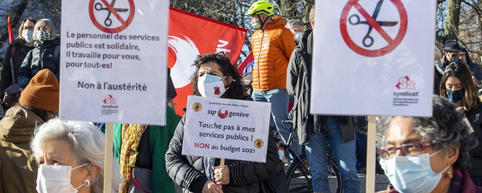 Les employés de la fonction publique se mobilisent contre le budget du canton de Genève. [KEYSTONE - Martial Trezzini]