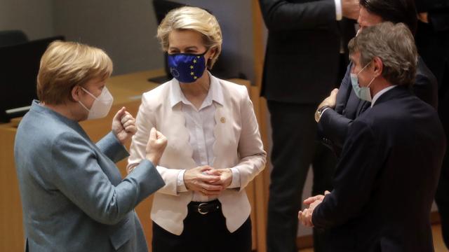 La Chancelière allemande Angela Merkel parle avec Ursula von der Leyen, présidente de la Commission européenne et David Sassoli, président du Parlement européen. Bruxelles, le 10 décembre 2020. [Keystone/Pool via AP - Olivier Hoslet]