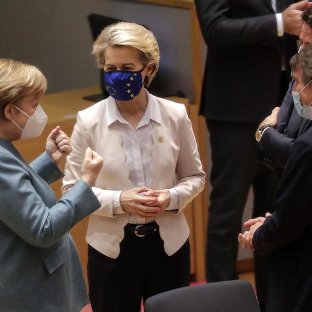 La Chancelière allemande Angela Merkel parle avec Ursula von der Leyen, présidente de la Commission européenne et David Sassoli, président du Parlement européen. Bruxelles, le 10 décembre 2020. [Keystone/Pool via AP - Olivier Hoslet]