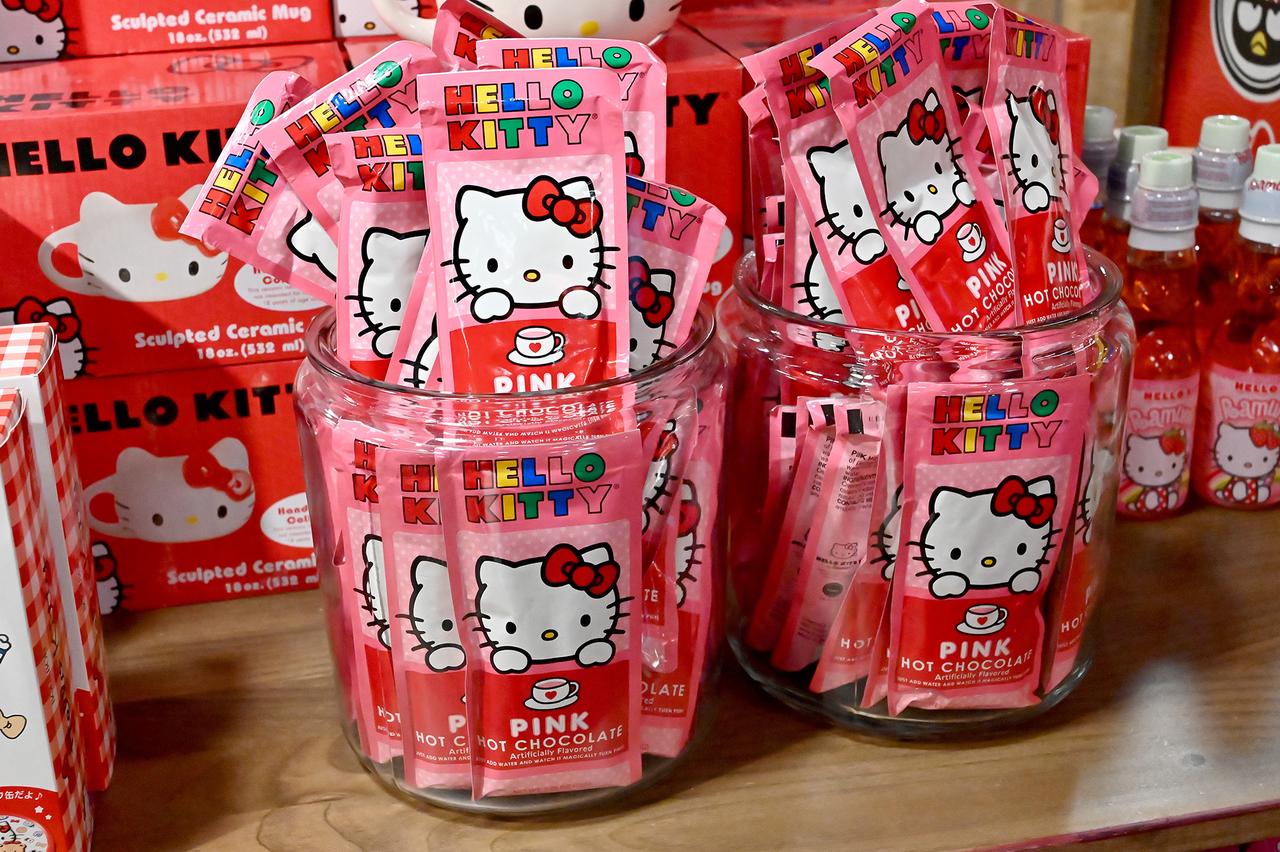 Hello Kitty décliné sous toutes les formes pour le 45e anniversaire de sa création. [AFP - Astrid Stawiarz]