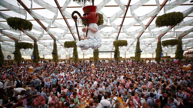 La Fête de la bière de Munich, la populaire Oktoberfest. [Reuters - Michael Dalder]