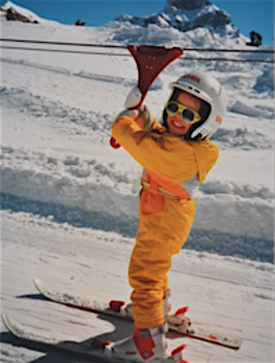 Dominique Gisin découvre les joies du ski.