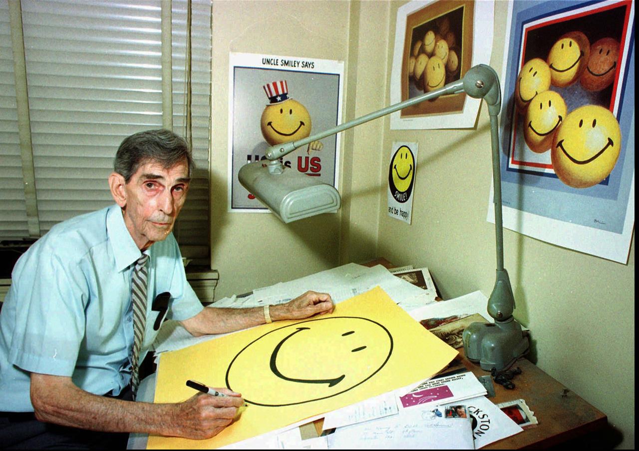 Harvey R. Ball, créateur du "smiley face". Ici en 1998. [Keystone - Paul Connors]