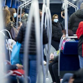 Des passagers dans un métro à Lausanne. [Keystone - Laurent Gilliéron]