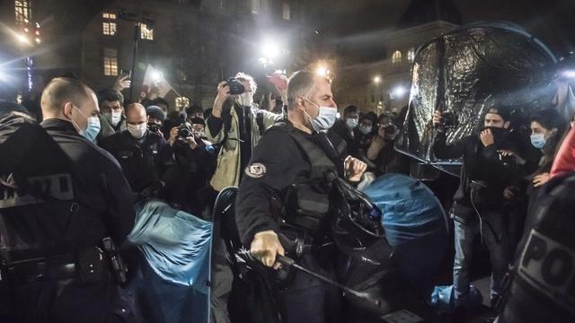 Une enquête a été ouverte après l'évacuation d'un camp de migrants à Paris. [EPA - CHRISTOPHE PETIT TESSON]