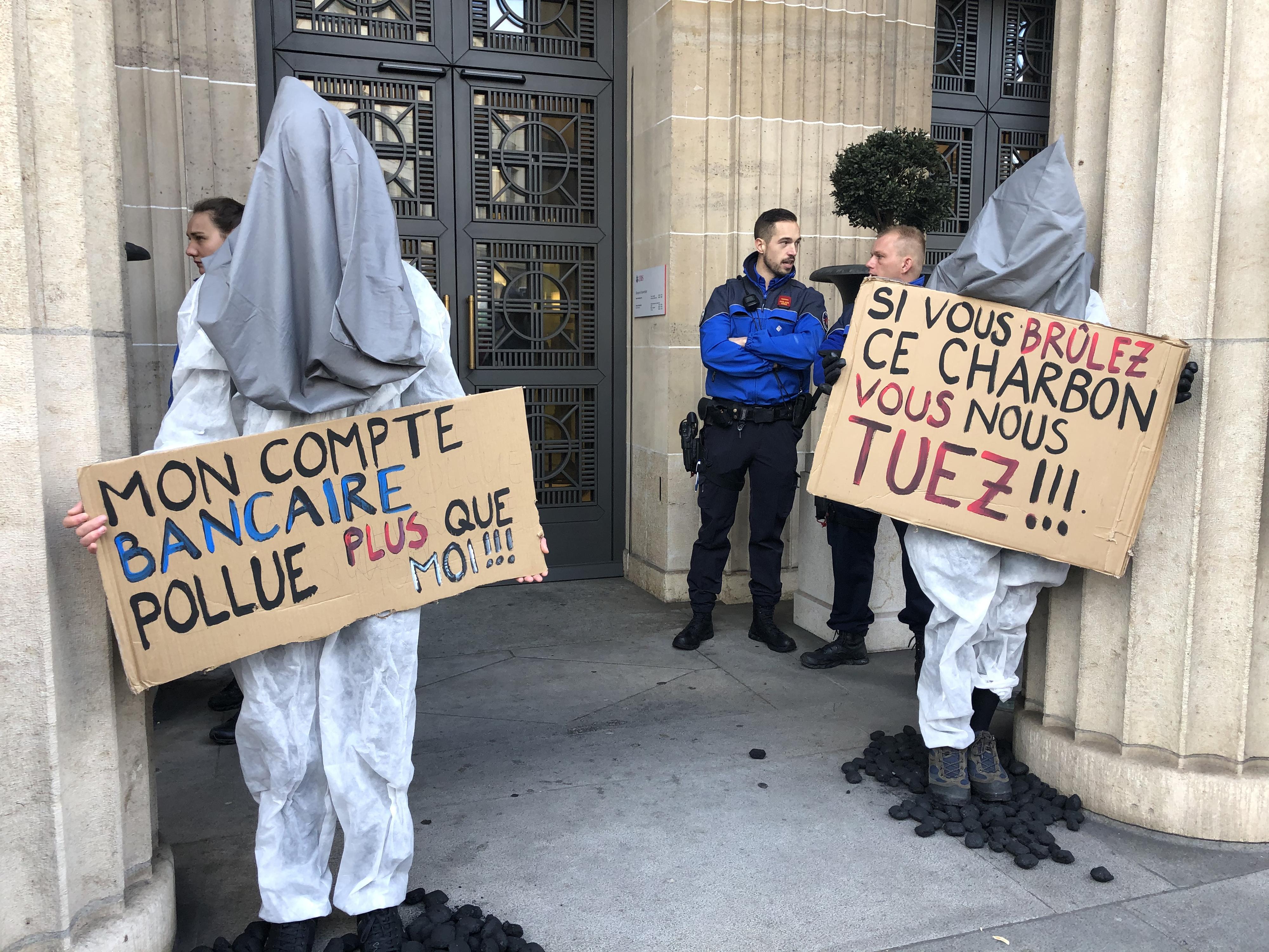 Des activistes climatiques menant une action à UBS à Lausanne. [RTS - Pauline Turuban]