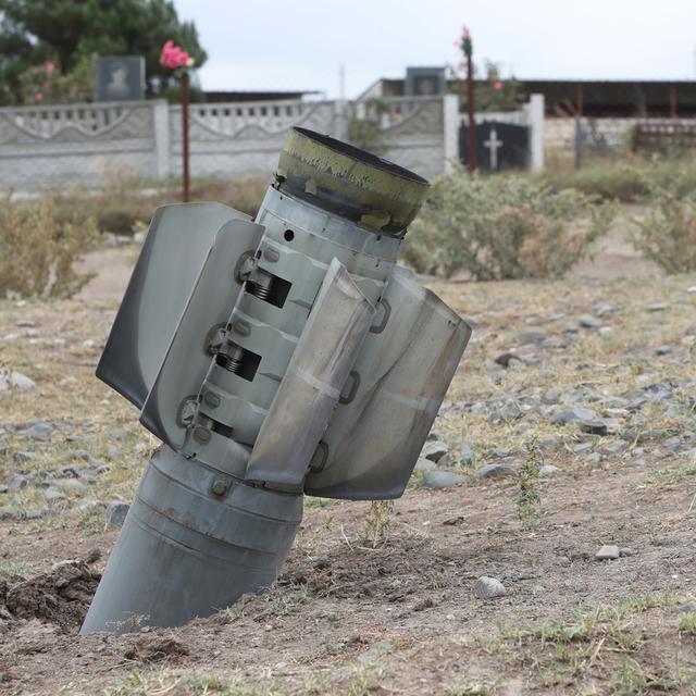 Une pièce d'artillerie lourde de l'armée azerbaïdjanaise, qui n'a pas explosé, dans le village d'Yvanyan dans la région à majorité arménienne du Haut-Karabakh. [EPA/Keystone - Vahram Baghdasaryan]