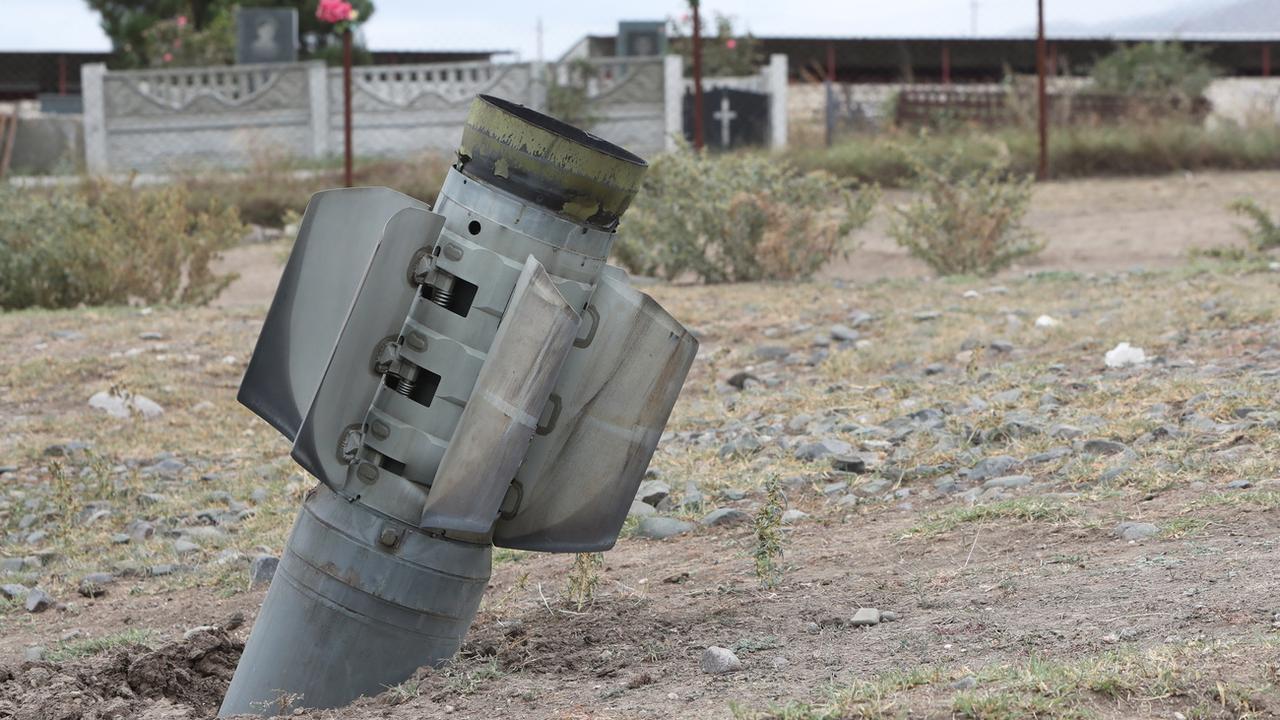 Une pièce d'artillerie lourde de l'armée azerbaïdjanaise, qui n'a pas explosé, dans le village d'Yvanyan dans la région à majorité arménienne du Haut-Karabakh. [EPA/Keystone - Vahram Baghdasaryan]