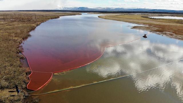 20'000 tonnes d'hydrocarbures se sont déversés dans la rivière Ambarnaïa, dans l'Arctique russe. [AFP/Marine Rescue service of Russia]