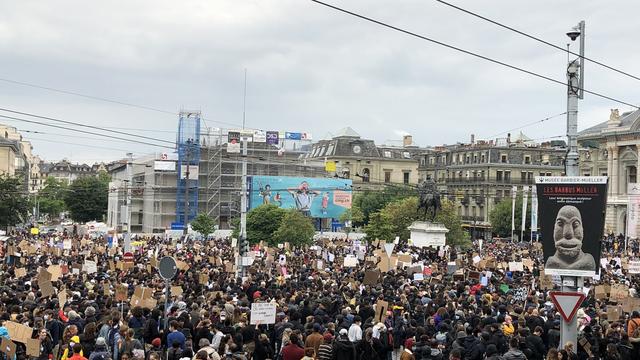 Plusieurs milliers de manifestants se sont mobilisés à Genève pour dénoncer le racisme. [RTS - Anouk Pernet]