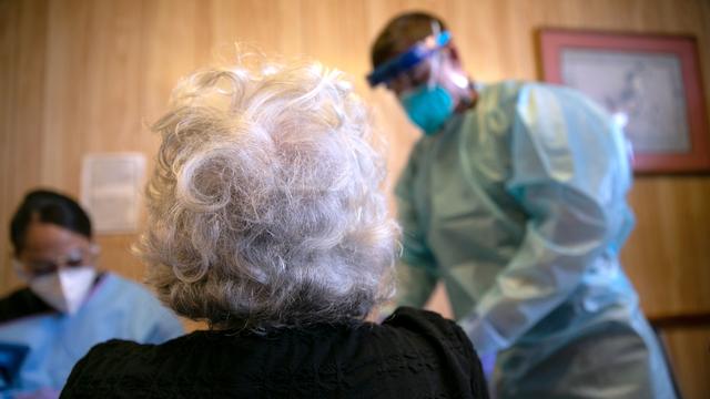 Une personne âgée prise en charge pour une infection au Covid. [AFP - John Moore/Getty Images North America]