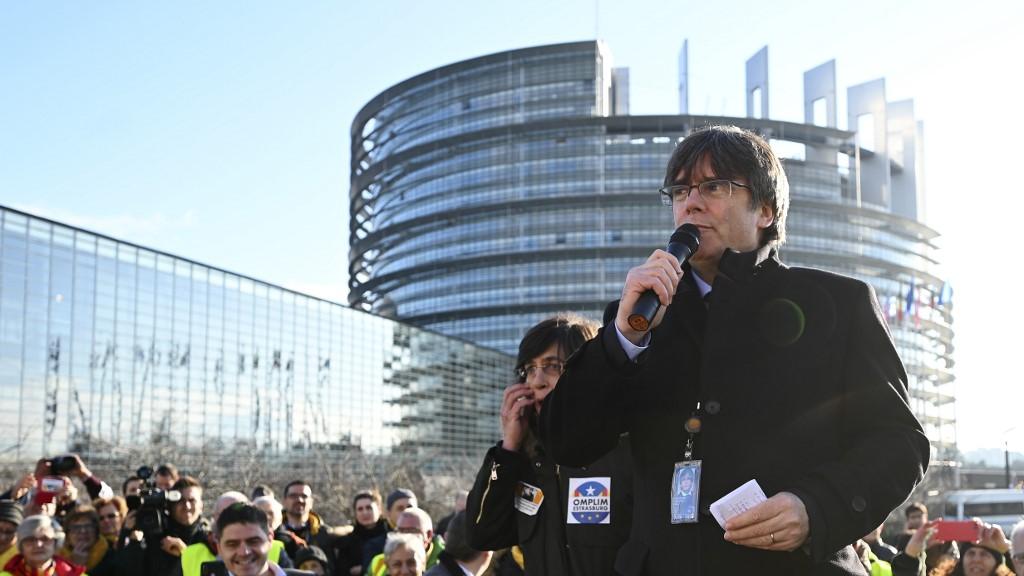 Carles Puigdemont s'adresse à ses partisans lors de sa première session au Parlement européen à Strasbourg. [AFP - Frederick Florin]