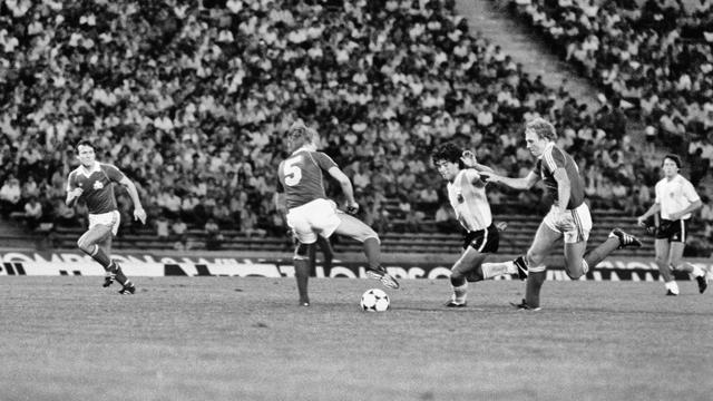 Maradona à la lutte avec Geiger (no5) et Lüdi le 16 décembre 1980 à Cordoba lors d'un match amical entre l'Argentine et la Suisse.