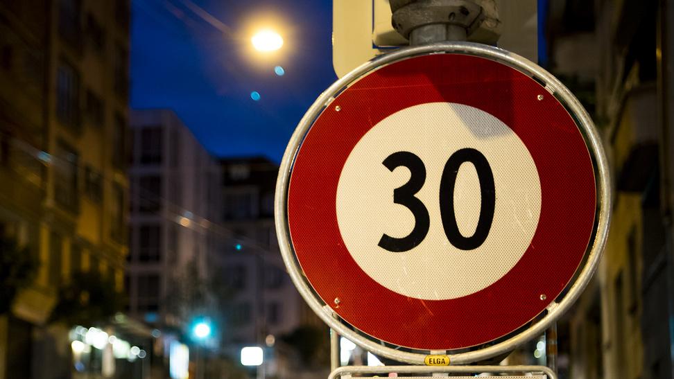 Dans la ville de Lausanne, le 30km/h a déjà été imposé sur certains trançons durant la nuit pour lutter contre le bruit. [keystone - Jean-Christophe Bott]