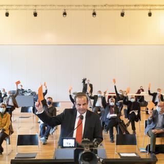 Le président de parti Gerhard Pfister et l'assemblée des délégués du PDC votent pour le changement de nom du parti en "Le Centre", le 28 novembre 2020 à Unteraegeri. [Keystone - Ennio Leanza]