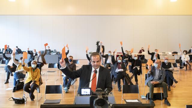 Le président de parti Gerhard Pfister et l'assemblée des délégués du PDC votent pour le changement de nom du parti en "Le Centre", le 28 novembre 2020 à Unteraegeri. [Keystone - Ennio Leanza]