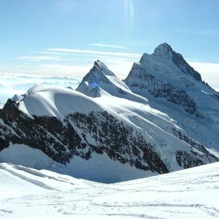 Le Pic Agassiz (au centre), situé devant le Finsteraarhorn dans les Alpes bernoises. [CC-by-SA - Fiesch - Wikicommons]