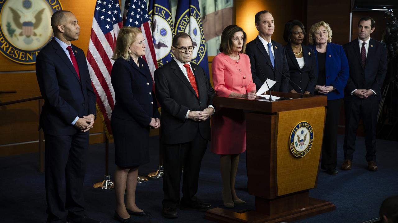 Nancy Pelosi (au centre) a présenté mercredi l'équipe chargée de l'accusation lors du procès en destitution de Donald Trump [Keystone/AP - Matt Rourke]