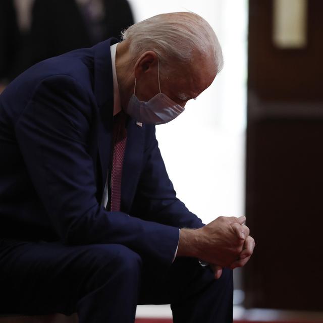 Joe Biden en pleine prière. [Keystone/AP Photo - Andrew Harnik]