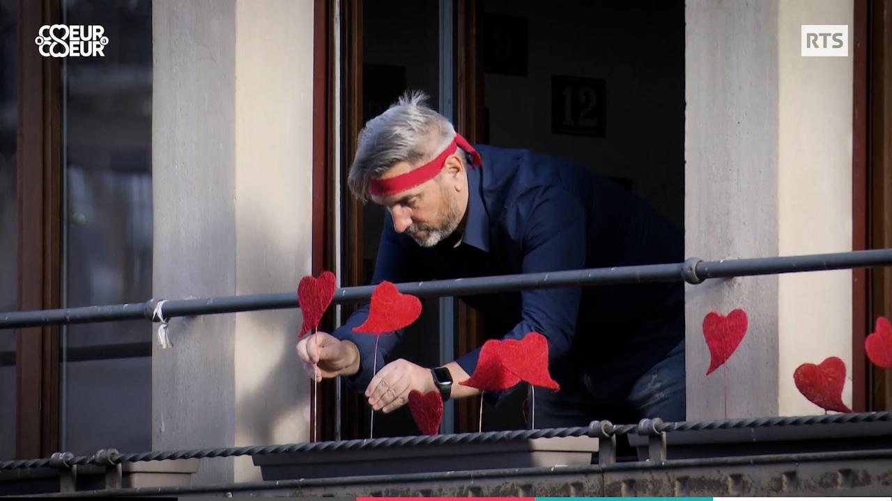 Philippe Martin plantes des coeurs sur son balcon pour l'opération Coeur aux balcons. [RTS]