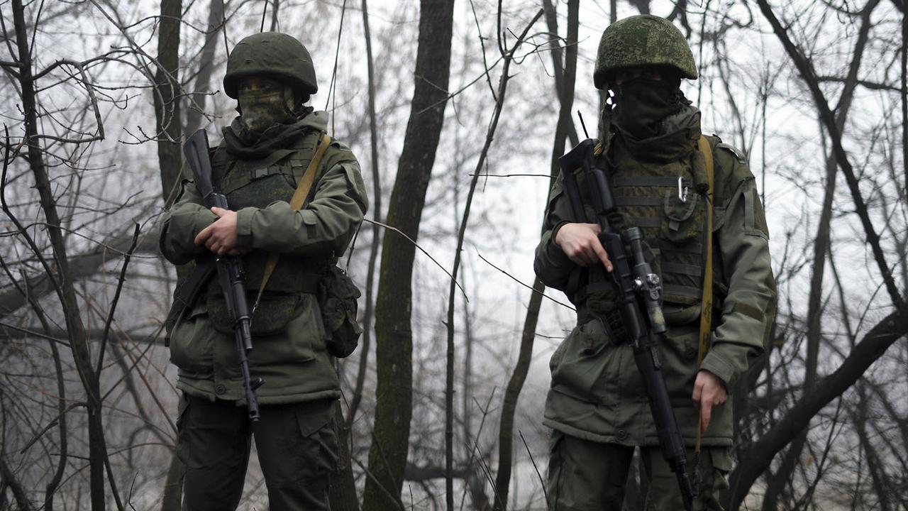 Membres des troupes de la République populaire de Donetsk (RPD) autoproclamée sur la ligne de front. [Sputnik/AFP - Valeriy Melnikov]