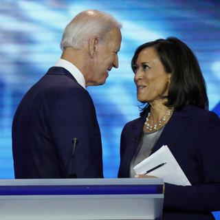 Joe Biden et Kamala Harris après un débat entre candidats démocrates le 12 septembre 2019. [Keystone - David J. Phillip]