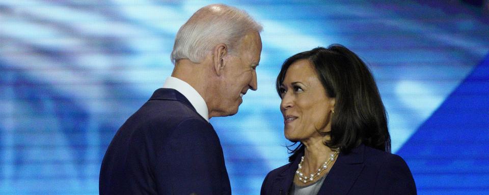 Joe Biden et Kamala Harris après un débat entre candidats démocrates le 12 septembre 2019. [Keystone - David J. Phillip]