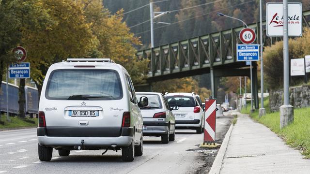 Des milliers de frontaliers traversent la frontière chaque jour pour venir travailler dans le Jura ou à Neuchâtel. [Keystone - Christian Beutler]