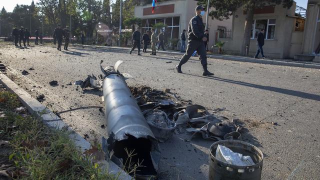 Le reste d'un missile à Gandja. [Keystone - Unal Cam/DHA via AP]