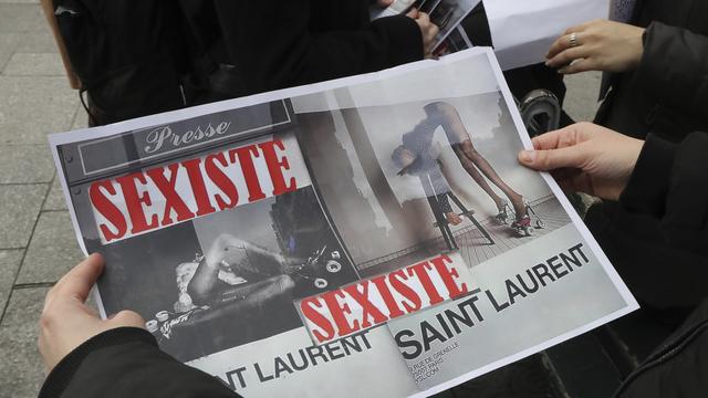 Sexisme dans une publicité de la marque Yves Saint-Laurent datant de 2017. [AFP - Jacques Demarthon]