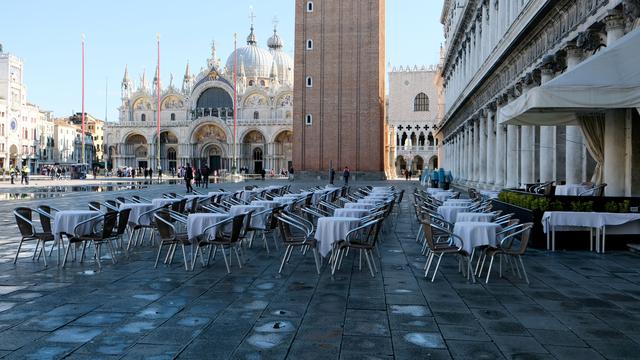 Des tables vides sur la place St-Marc à Venis, au jour de l'entrée en vigueur de mesures spéciales contre l'épidémie de coronavirus dans le nord de l'Italie. [Reuters - Manuel Silvestri]