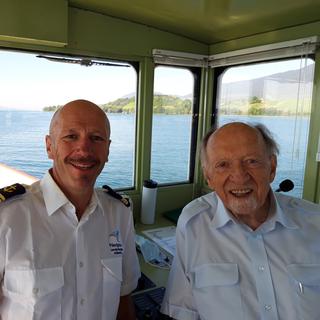 Patrick Morier, capitaine du bateau le "Neuchâtel", et Sébastien Jacobi, fondateur de l'association Trivapor. [RTS - Bastien von Wyss]