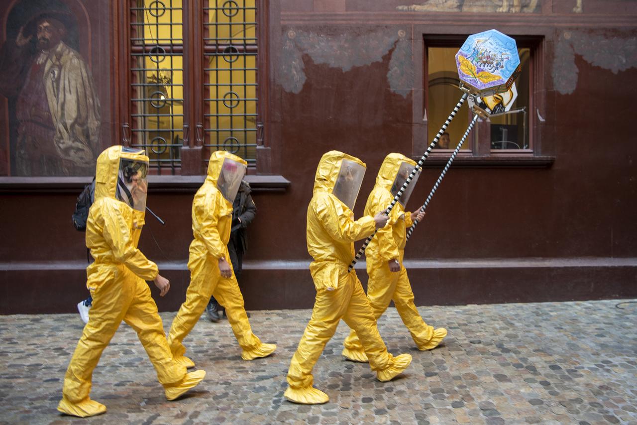 Si le carnaval de Bâle a été annulé, quelques irréductibles sont tout de même descendus dans les rues. [Keystone - Georgios Kefalas]