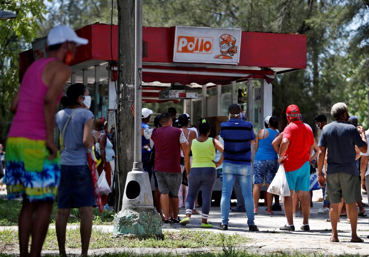 Des gens attendent pour acheter de la nourriture à La Havane, le 1er septembre 2020. [Keystone/epa - Yander Zamora]