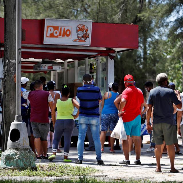 Des gens attendent pour acheter de la nourriture à La Havane, le 1er septembre 2020. [Keystone/epa - Yander Zamora]