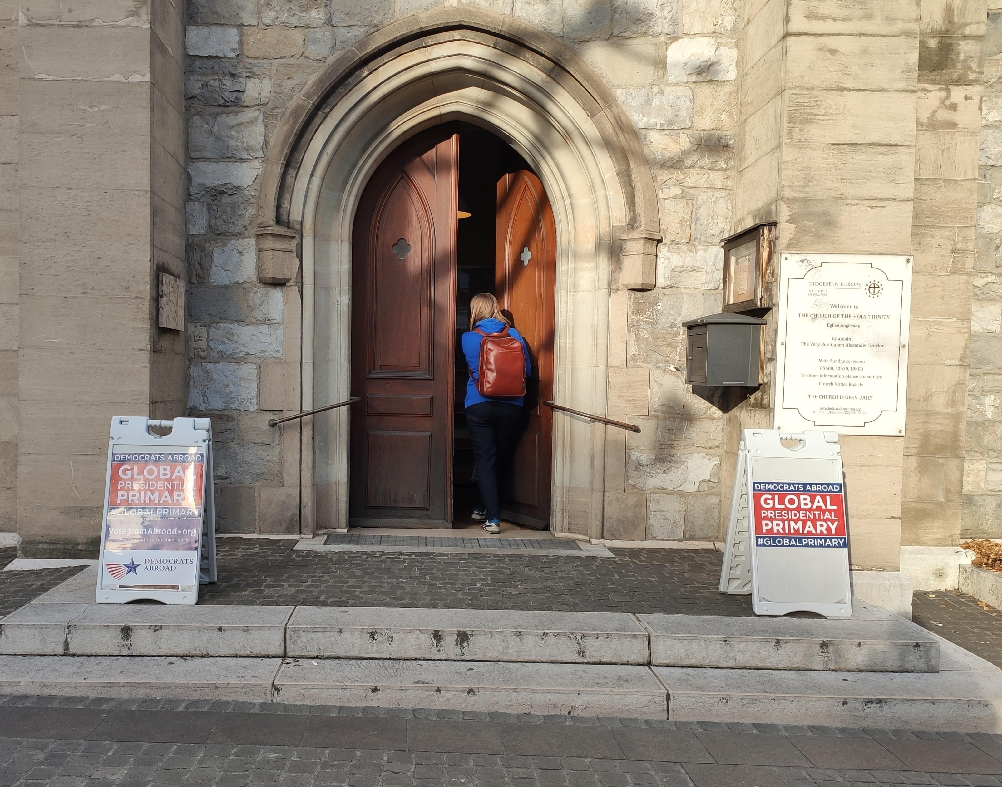 Le bureau de vote des Démocrates était installé dans le sous-sol de l'église anglicane de Genève. [RTS - Mouna Hussain]
