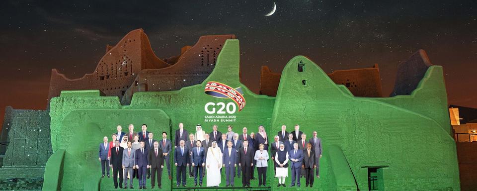 Une photo de famille virtuelle des leaders du G20 projetée sur les murs du district d'At-Turaif, à Ad-Diriyah. Ryad, Arabie Saoudite, le 20 novembre 2020. [Keystone/epa - G20 Riyadh Summit]