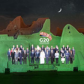 Une photo de famille virtuelle des leaders du G20 projetée sur les murs du district d'At-Turaif, à Ad-Diriyah. Ryad, Arabie Saoudite, le 20 novembre 2020. [Keystone/epa - G20 Riyadh Summit]